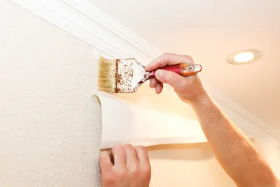 Pose de papier peint à Urbanya — revêtements muraux et toiles de verre